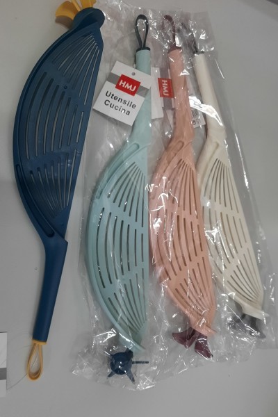 SCOLAPASTA MULTIUSO IN PLASTICA, VARI COLORI